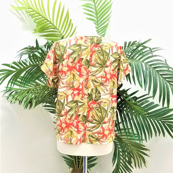 Two Patterned Medium Blouses - Picture 6 of 7